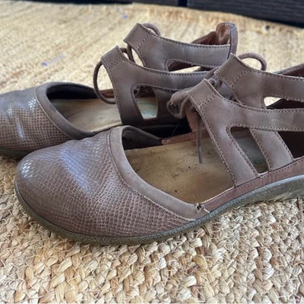 Naot Women's Taupe Brown Cutout Ballet Flats